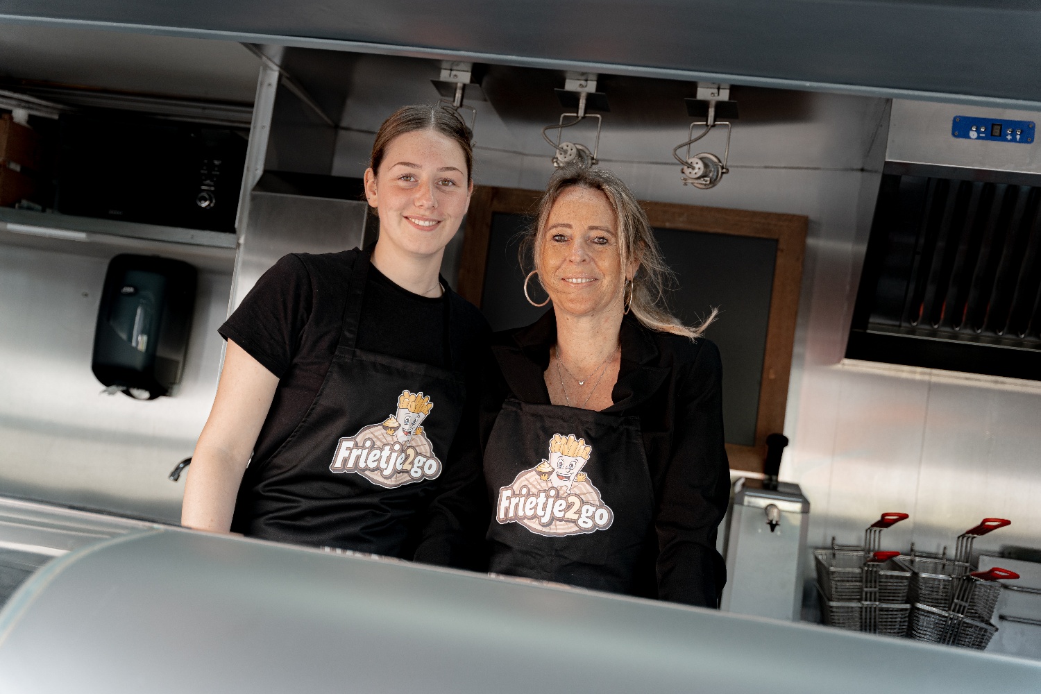 Frietje2go frietwagen op locatie met verse friet tijdens een bruiloft