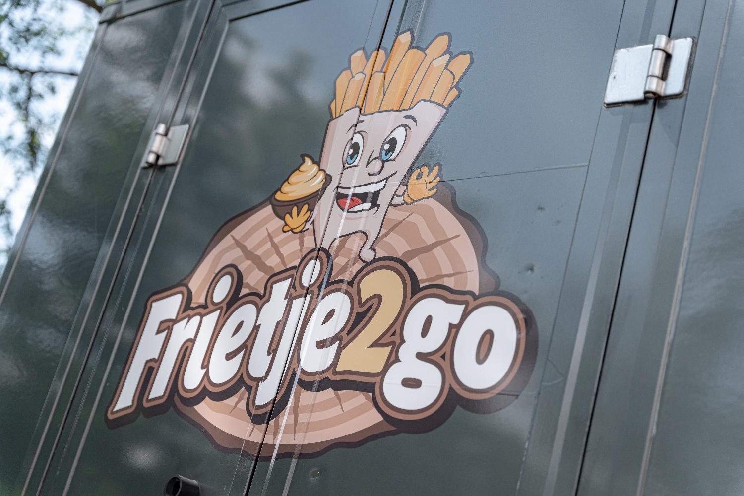 Bruiloftsgasten genieten van verse friet als avondsnack bij de Frietje2go frietwagen